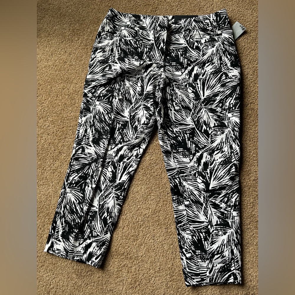 Mid Rise Capris NWT - Picture 2 of 2